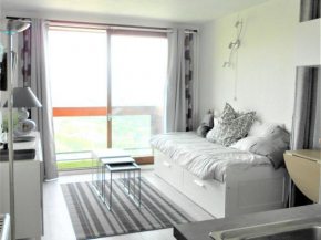 Studio rénové avec balcon, skis aux pieds, WiFi gratuit, accès piscine chauffée - FR-1-267-189